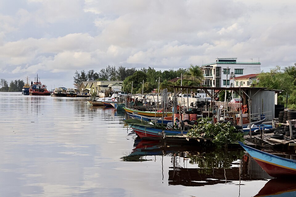 Kuala Belait — local market for international and multi-region stores