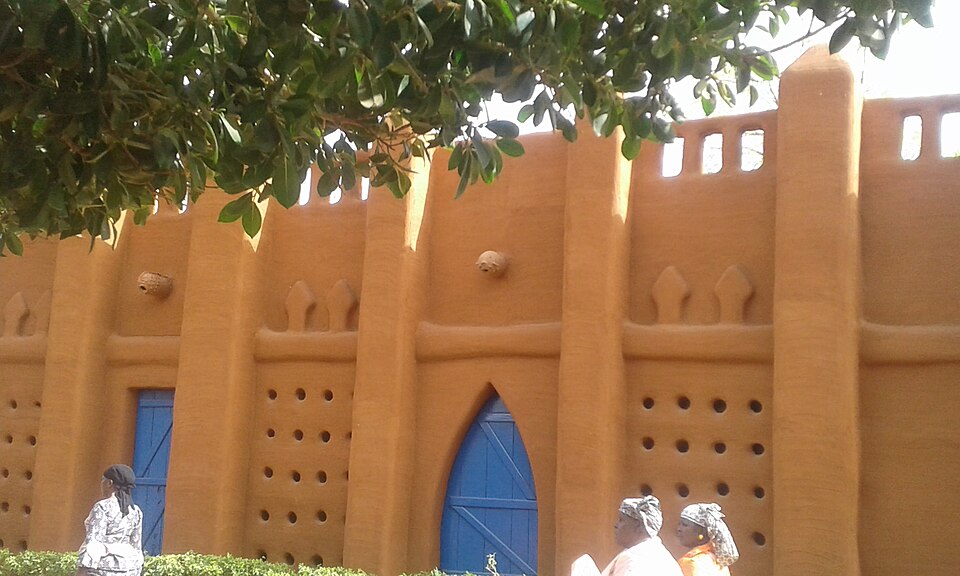 Ségou — local market for international and multi-region stores