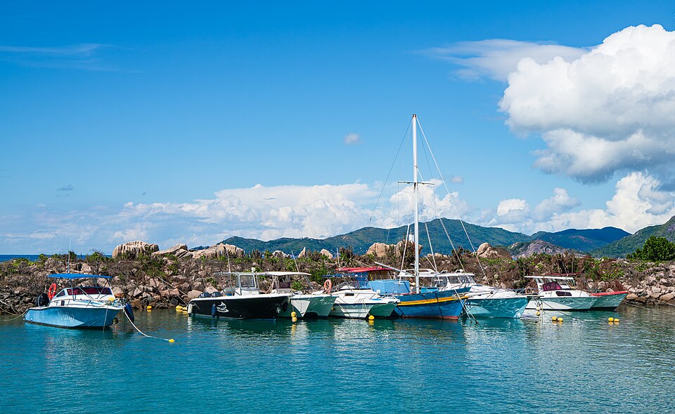 La Digue — local market for multi-vendor marketplaces