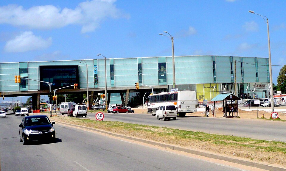 Ciudad de la Costa — local market for international and multi-region stores