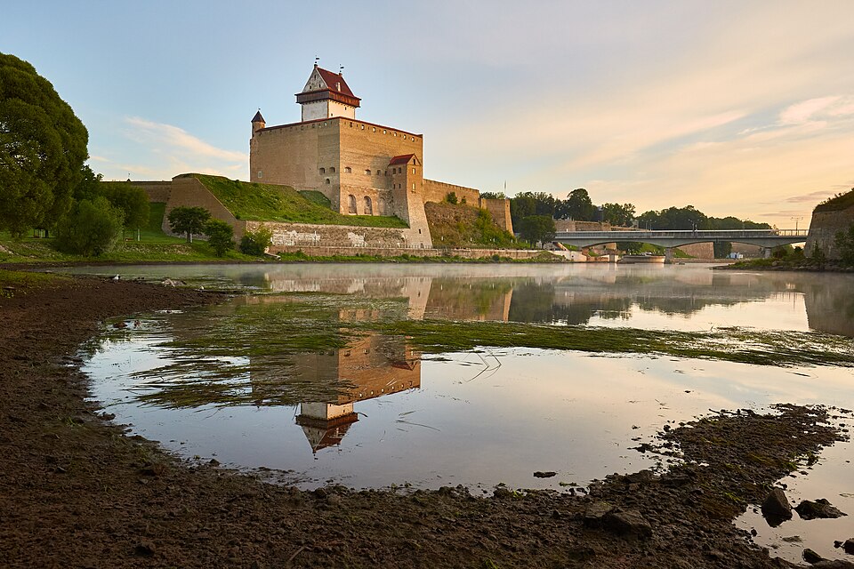 Narva — local market for manufacturer and distributor portals