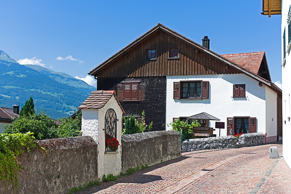 Vaduz — international and multi-region stores for local businesses