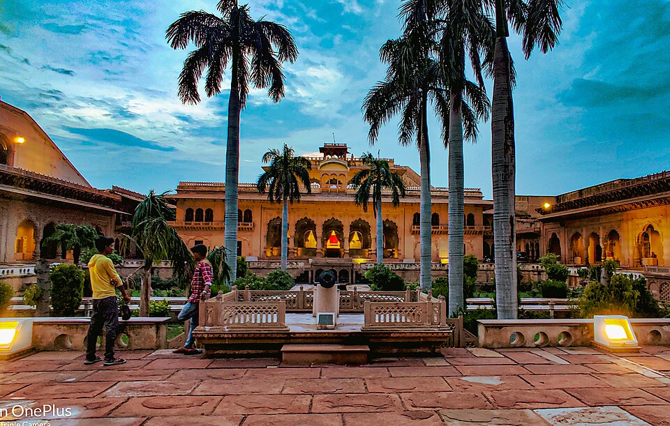 Bharatpur — local market for online stores