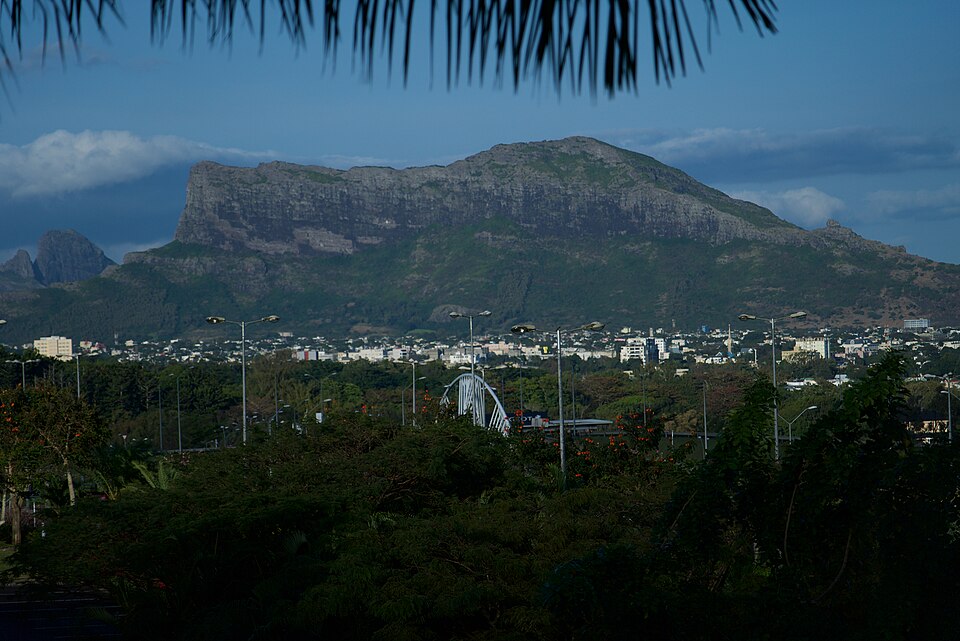 Port Louis — local market for service booking platforms