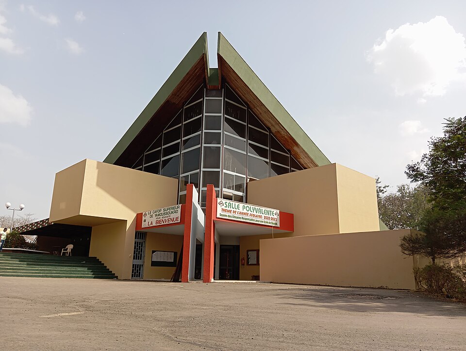 Yamoussoukro — local market for custom e-commerce platforms