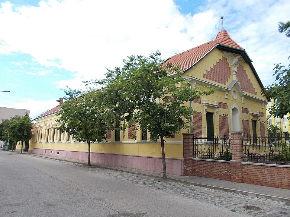 Hungary — manufacturer and distributor portals for local businesses