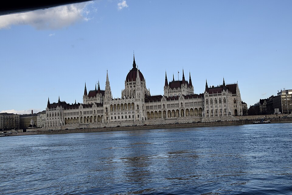 Budapest — international and multi-region stores for local businesses