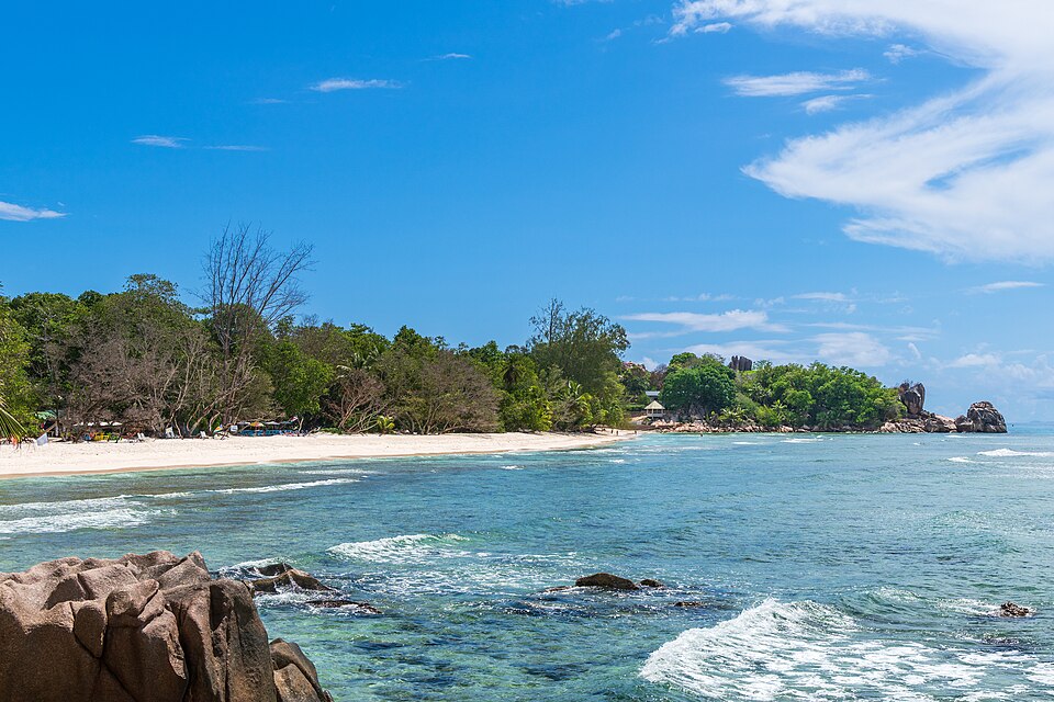 La Digue — local market for custom e-commerce platforms