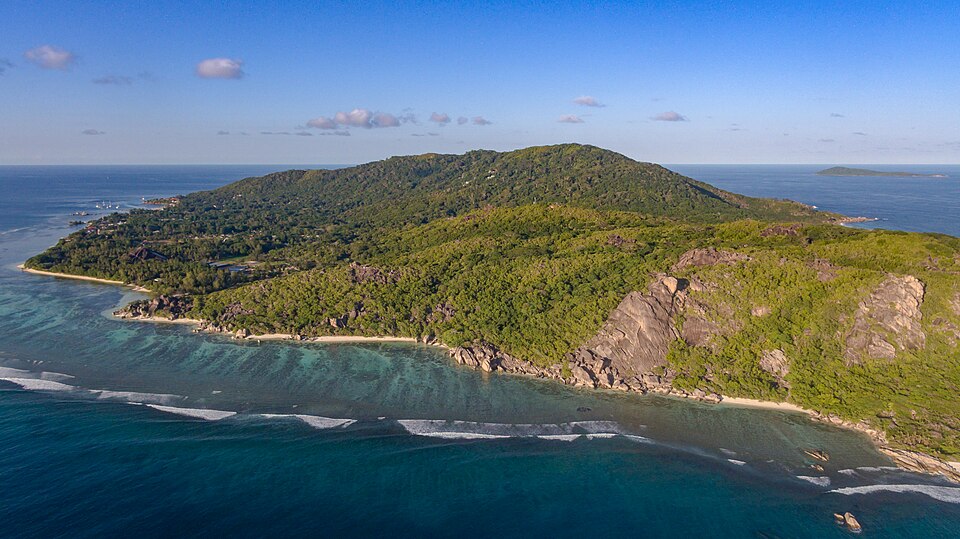 La Digue — local market for online stores
