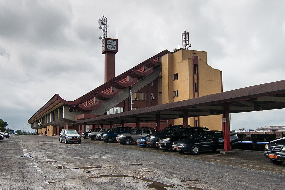Douala — international and multi-region stores for local businesses