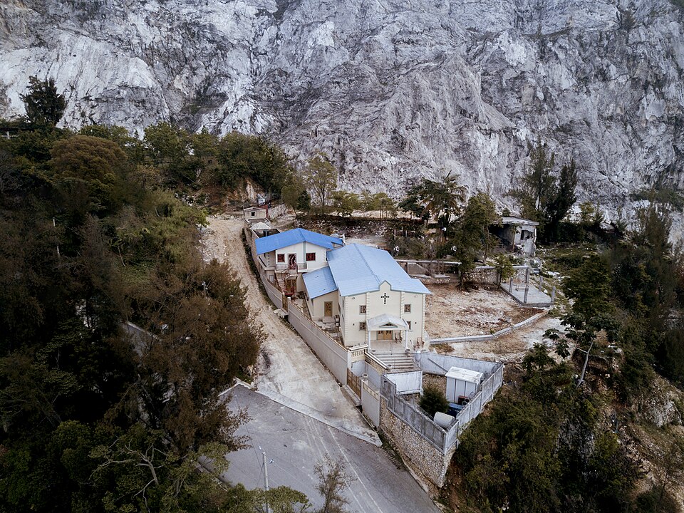 Port-au-Prince — international and multi-region stores for local businesses