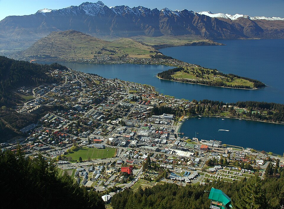 Queenstown — manufacturer and distributor portals for local businesses