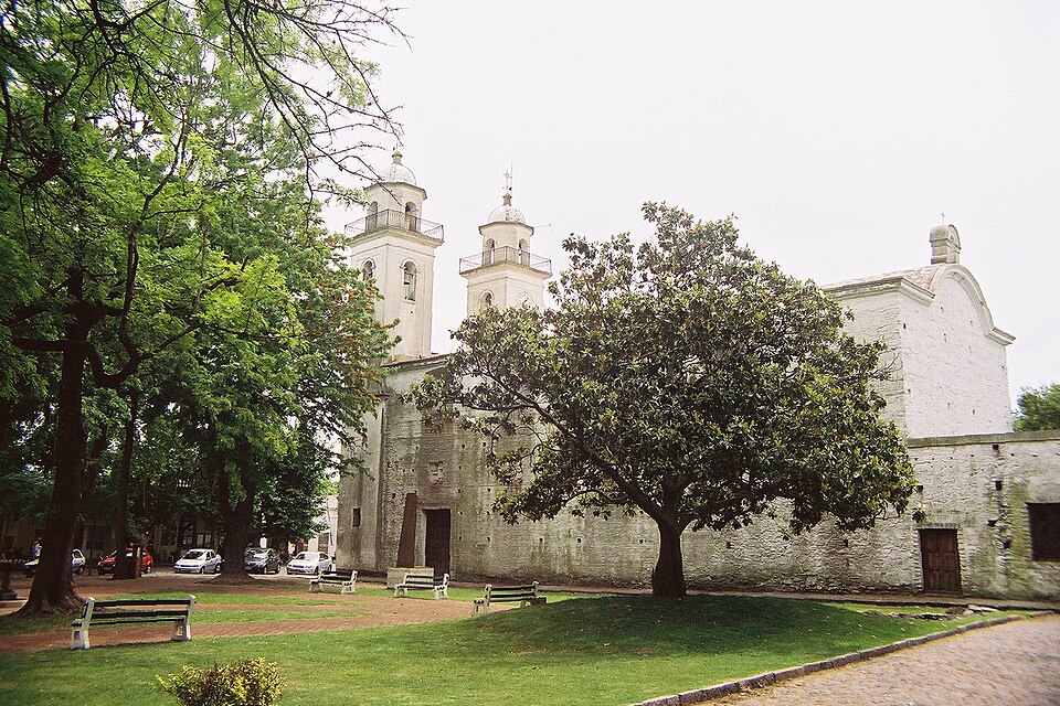 Colonia del Sacramento — local market for online stores