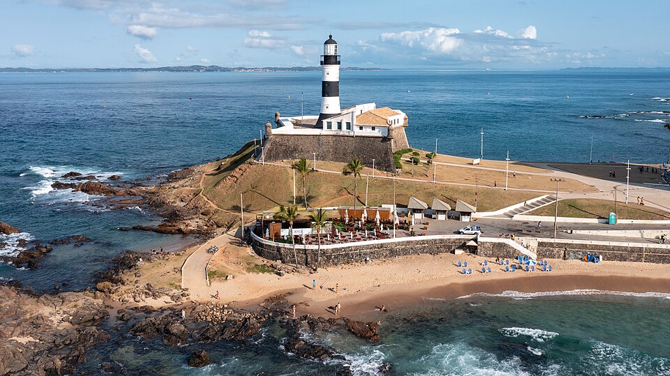 Salvador — local market for manufacturer and distributor portals