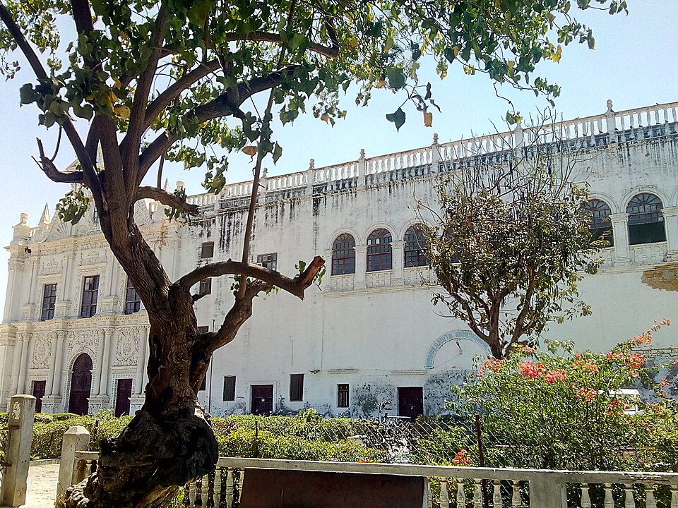Diu — local market for international and multi-region stores