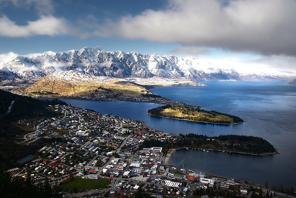Queenstown — local market for online stores