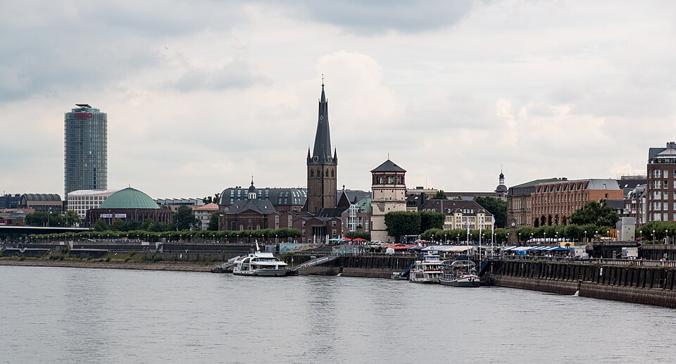 Düsseldorf — international and multi-region stores for local businesses