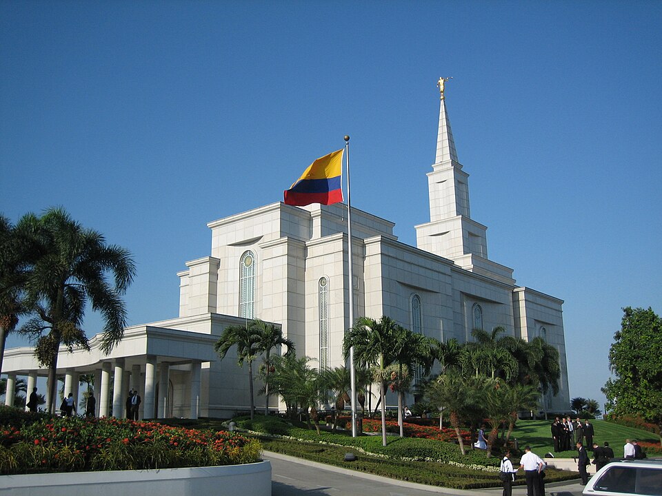 Santo Domingo de los Colorados — multi-vendor marketplaces for local businesses