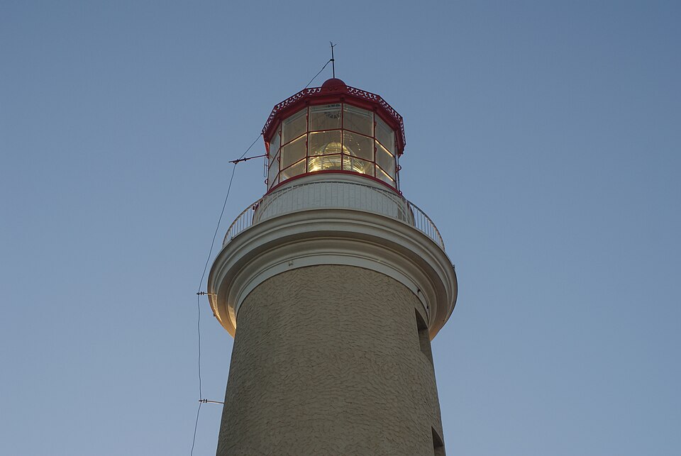 Punta del Este — international and multi-region stores for local businesses