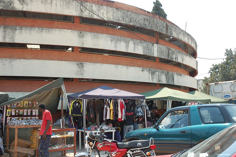Huambo — local market for international and multi-region stores