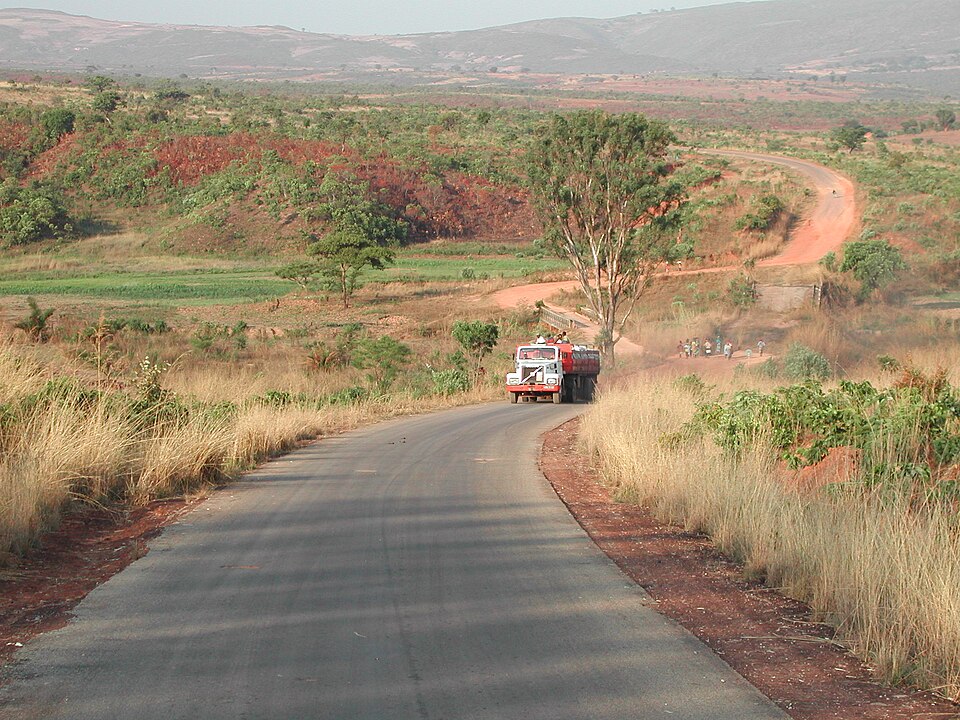 Huambo — manufacturer and distributor portals for local businesses