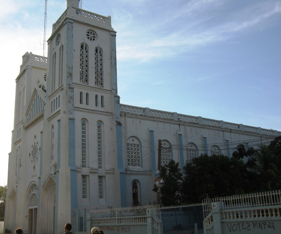 Les Cayes — local market for online stores