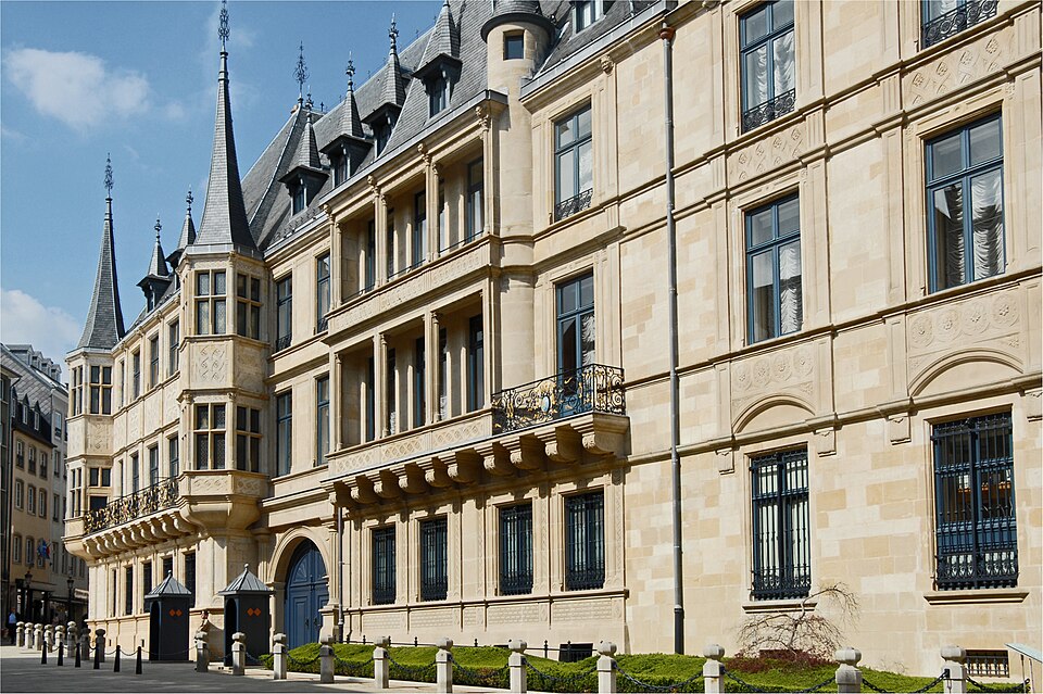 Luxembourg City — local market for online stores