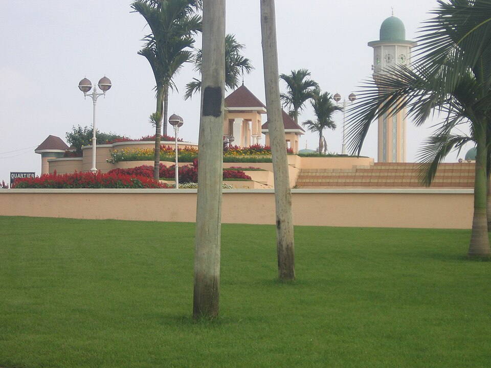 Ngaoundéré — international and multi-region stores for local businesses