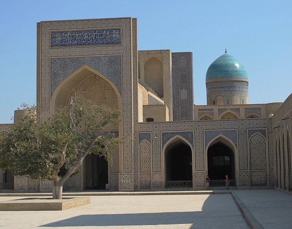Bukhara — local market for custom e-commerce platforms