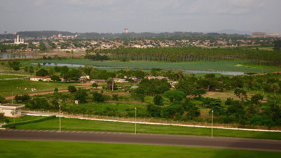 Yamoussoukro — local market for online stores