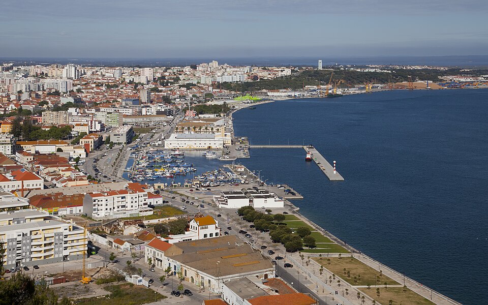 Setúbal — local market for custom e-commerce platforms
