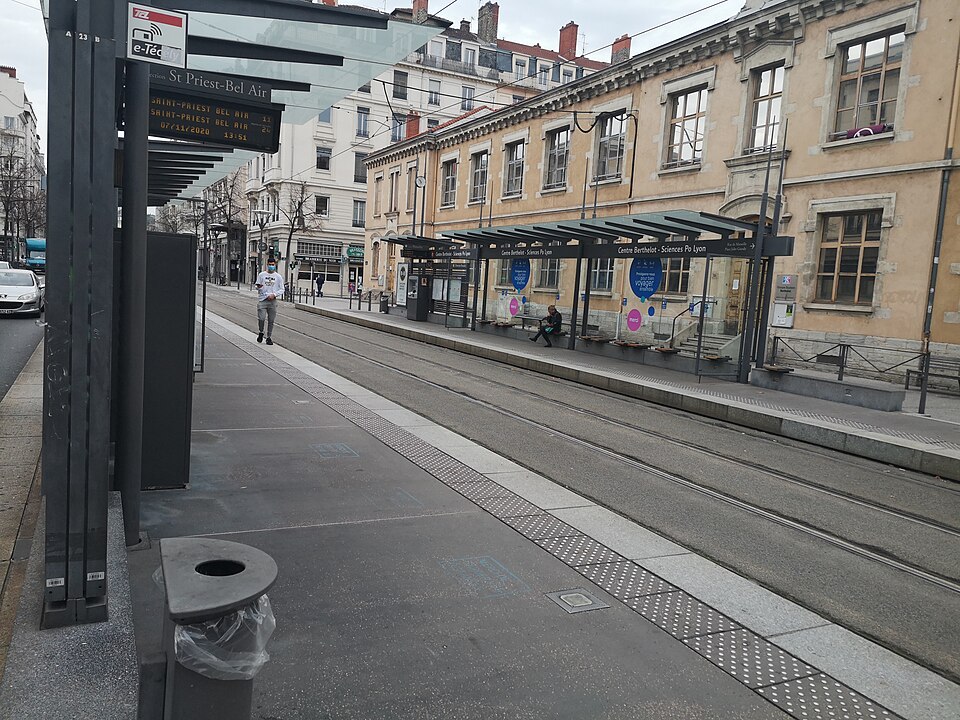Lyon — manufacturer and distributor portals for local businesses