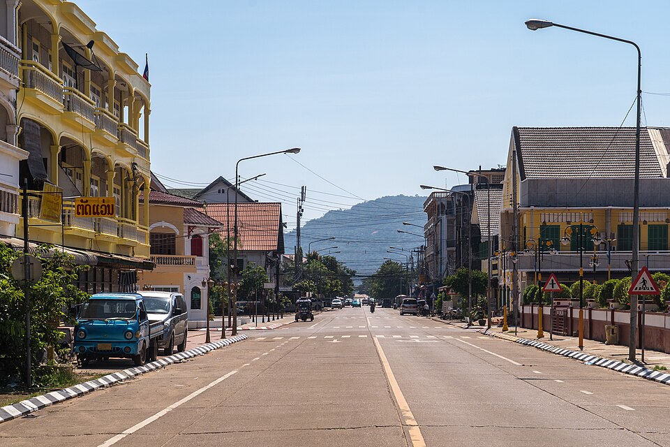 Pakse — local market for custom e-commerce platforms