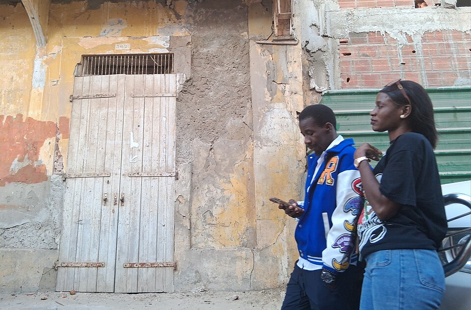 Saint-Louis — local market for mobile commerce apps