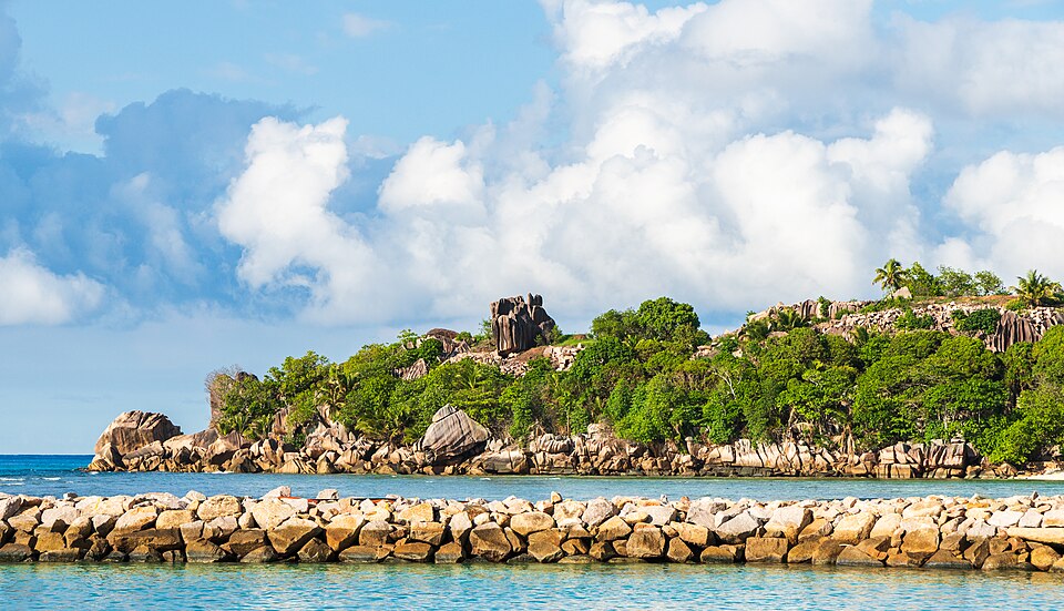 La Digue — local market for international and multi-region stores