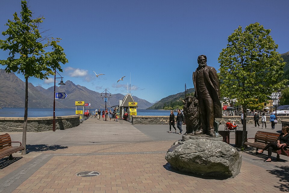 Queenstown — manufacturer and distributor portals for local businesses