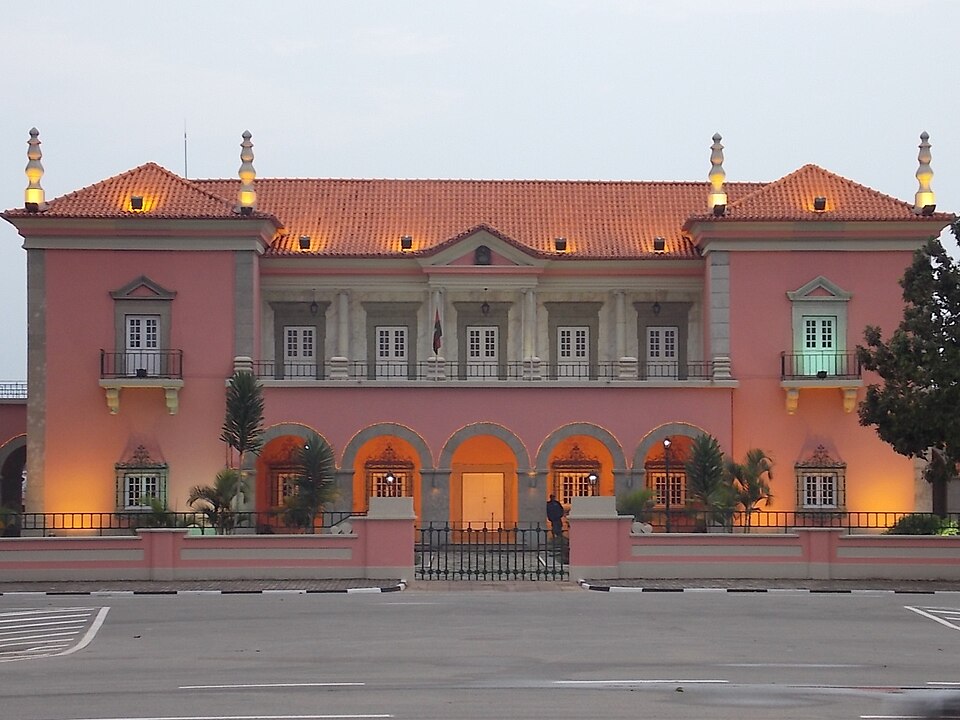 Huambo — local market for online stores