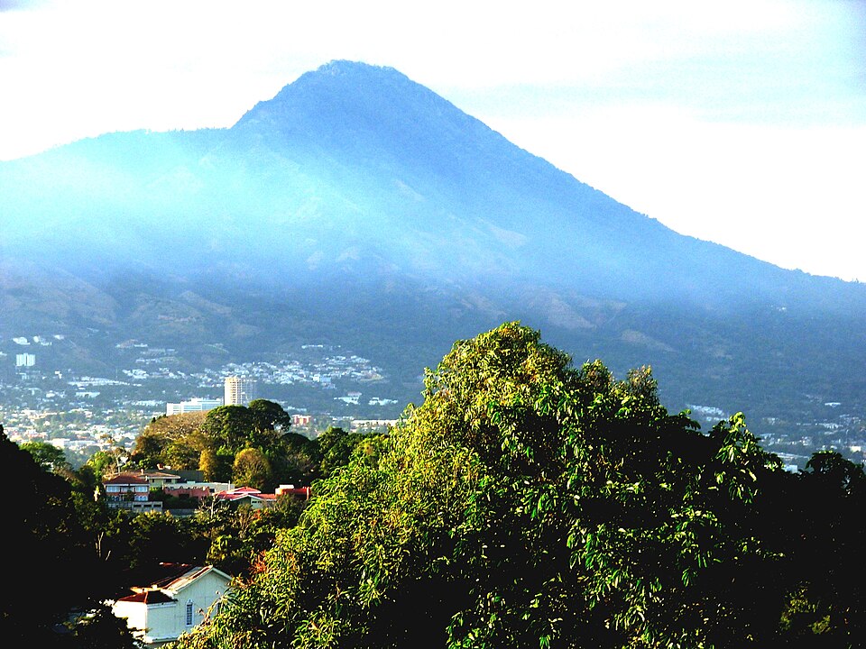 San Salvador — B2B and wholesale portals for local businesses