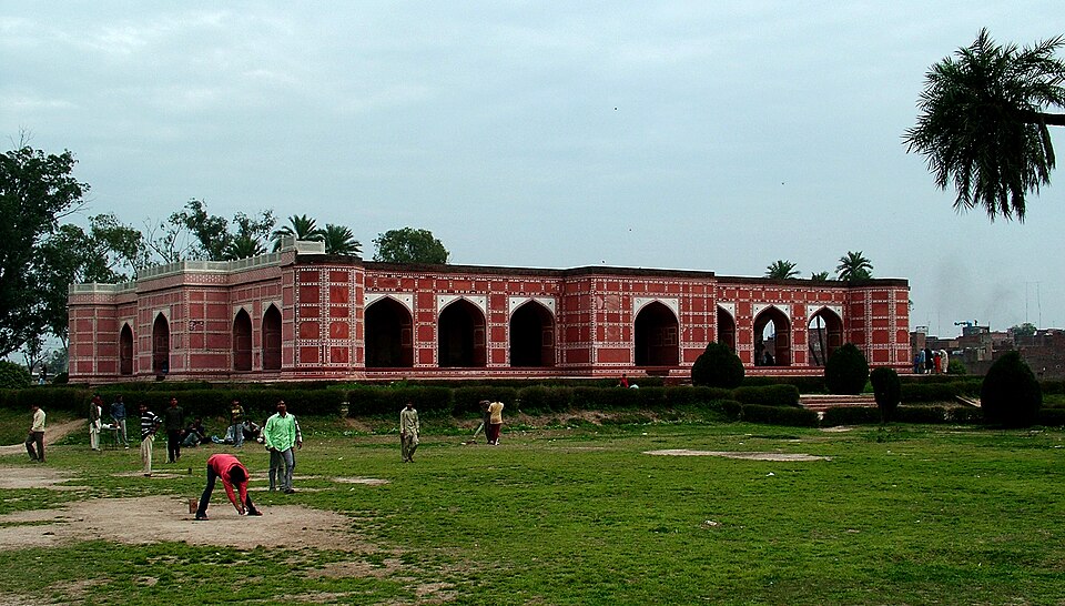 Shahdara — international and multi-region stores for local businesses