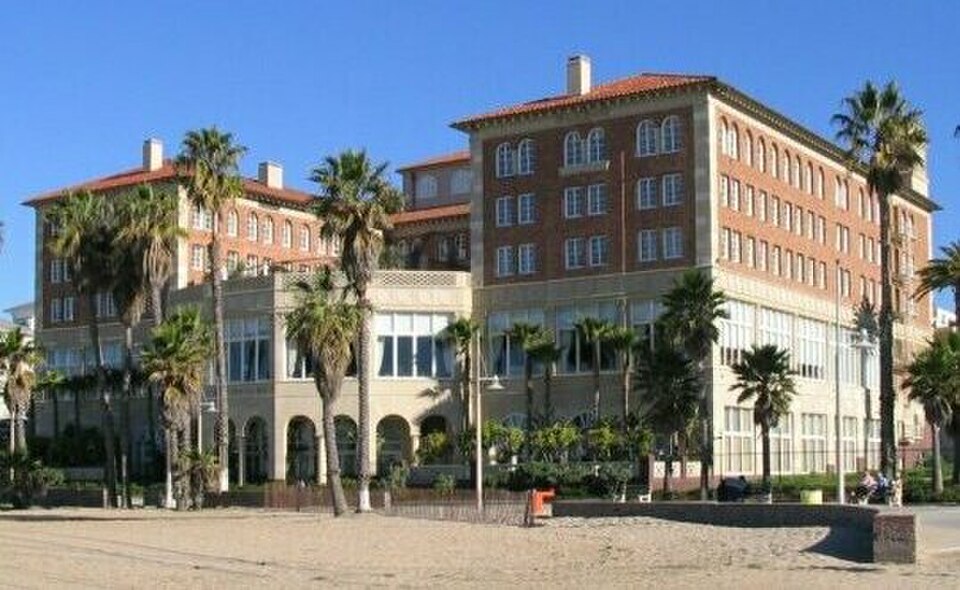 Santa Monica — local market for online stores