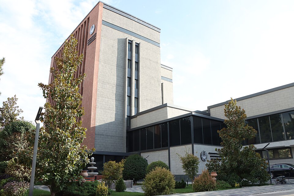 Qarshi — international and multi-region stores for local businesses