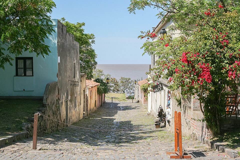 Colonia del Sacramento — local market for manufacturer and distributor portals
